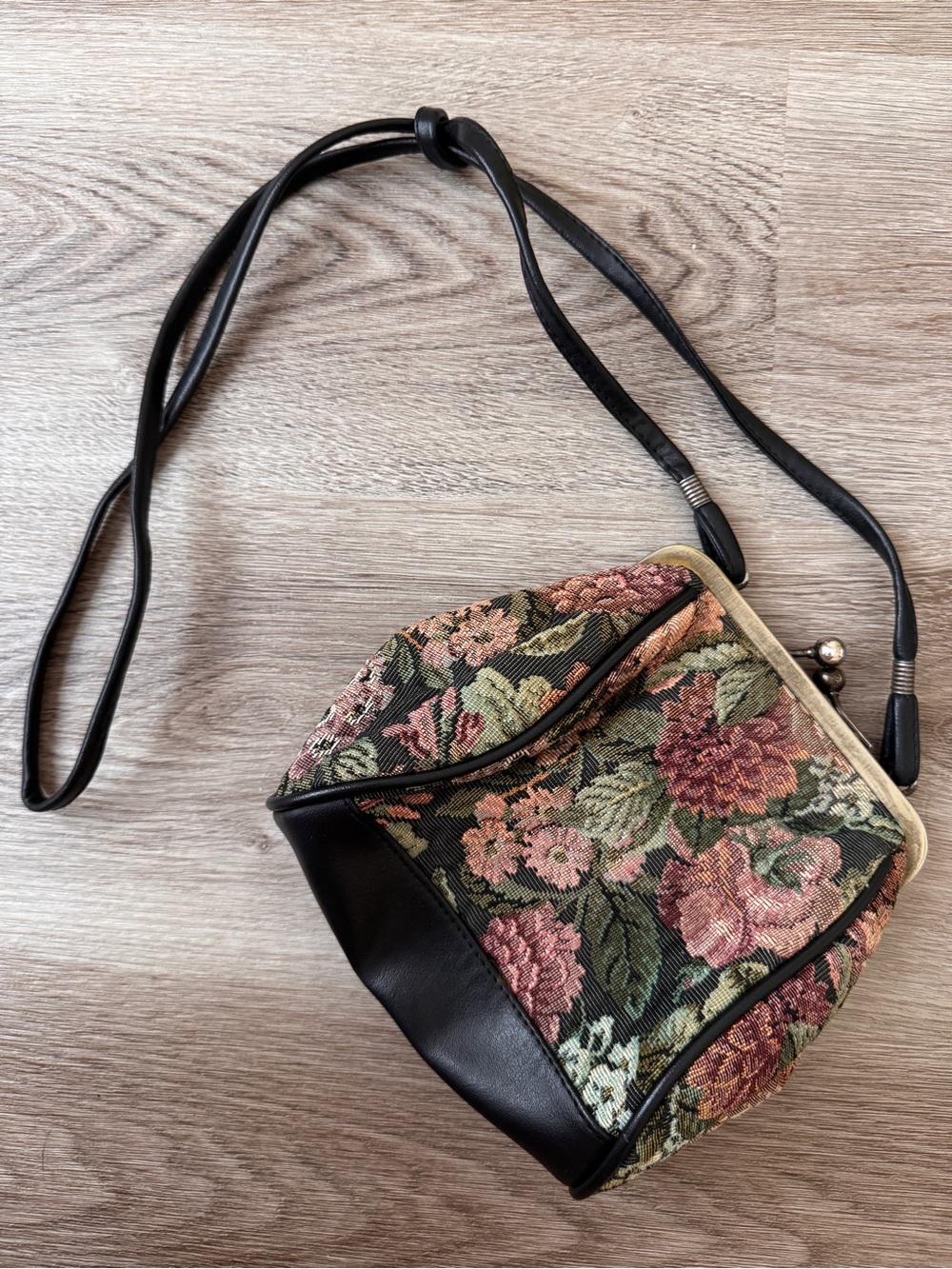 Apri Tapestry Lobster Clasp Purse Bag Needlepoint Vintage